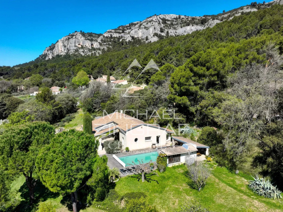 Bright property with swimming pool and views of nature in Mérindol.
