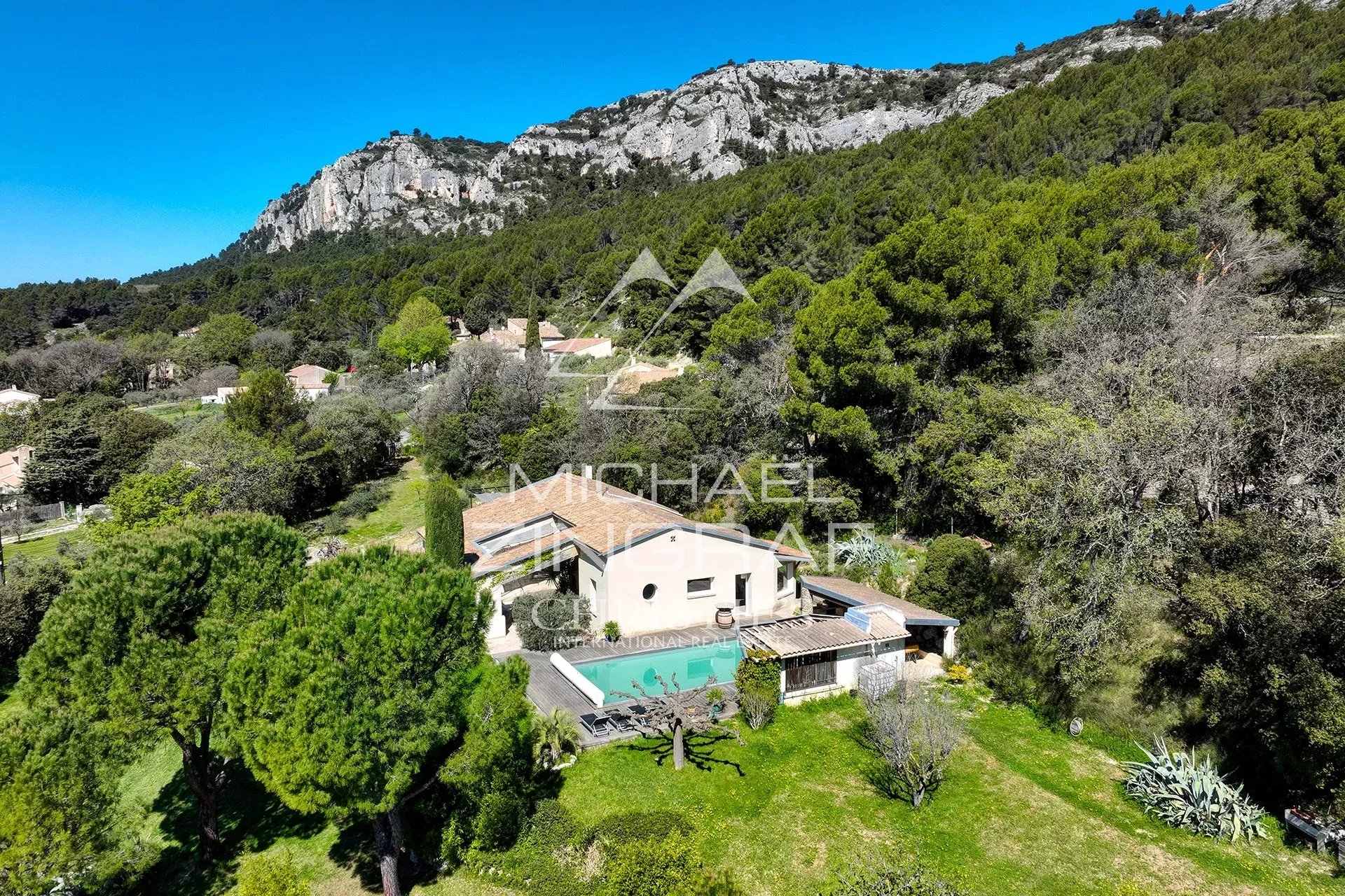 Bright property with swimming pool and views of nature in Mérindol.