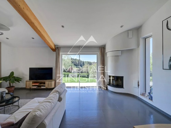 Interior of a modern property in Mérindol, with a bright living room and a fireplace.