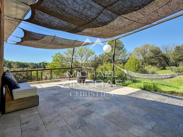 Terrace of a bright property with views of nature in Mérindol, France.