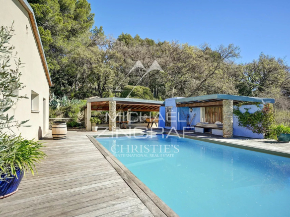 Property with swimming pool and outdoor spaces in Mérindol, surrounded by nature.