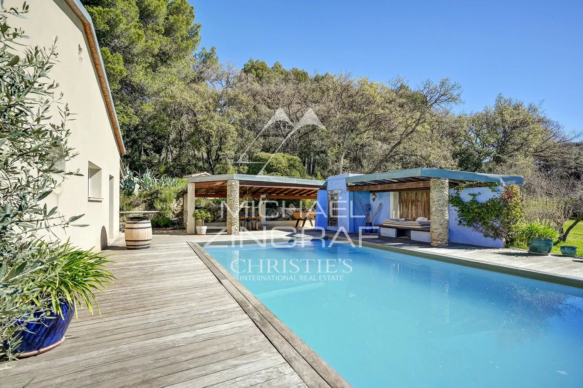 Property with swimming pool and outdoor spaces in Mérindol, surrounded by nature.