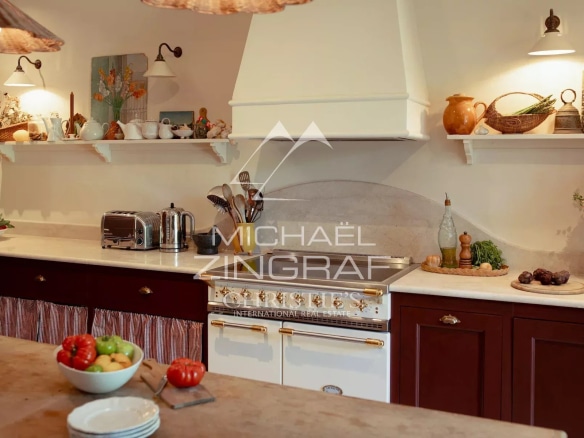 Cuisine d'une magnanerie rénovée avec des éléments de décoration provençale.