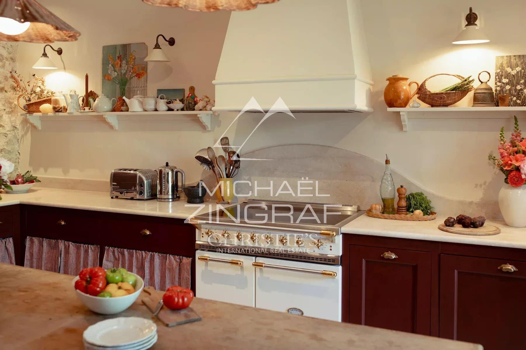 Cuisine d’une magnanerie rénovée Cuisine d'une magnanerie rénovée avec des éléments de décoration provençale.