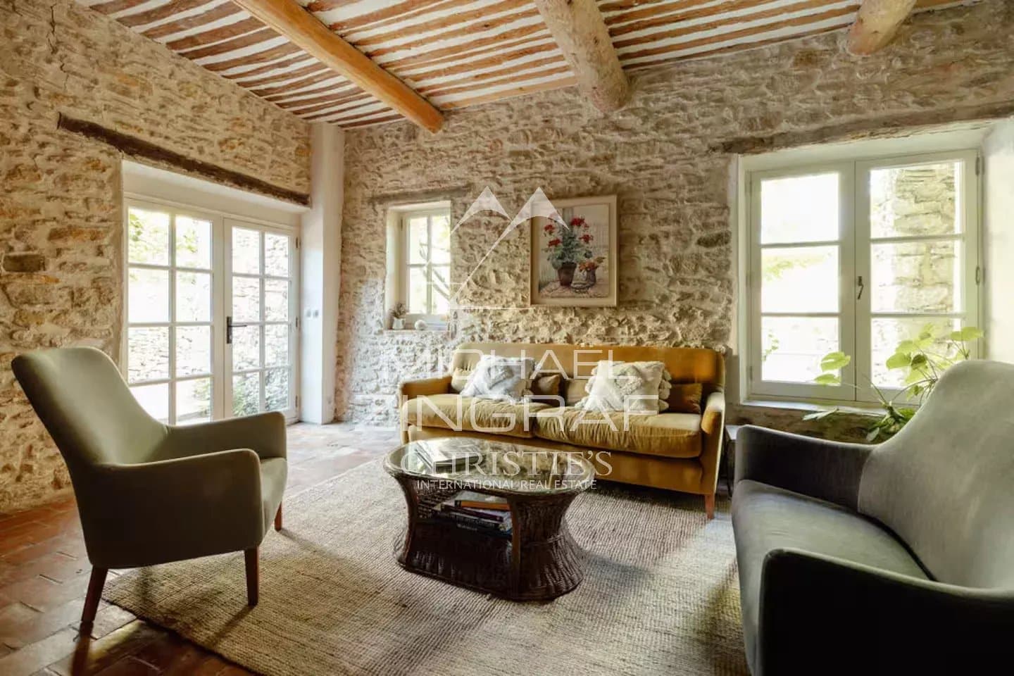 Intérieur d’une magnanerie du XVIIIe Intérieur d'une magnanerie rénovée avec murs en pierre et mobilier moderne.