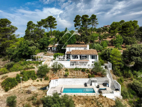 Panoramic view of a property with swimming pool and vegetation, near Lake Esparron-de-Verdon.