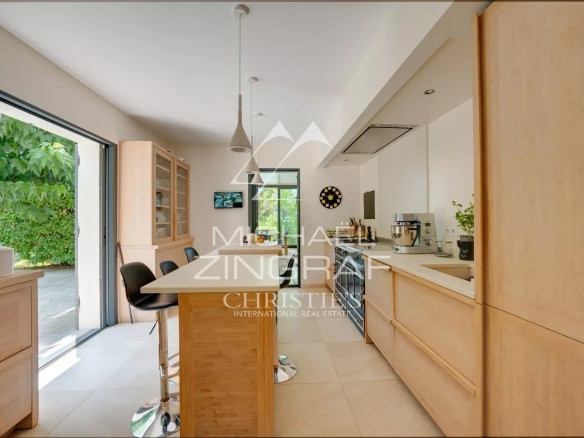 Modern and bright kitchen with bar, open to the outside in a property in Aix-en-Provence.