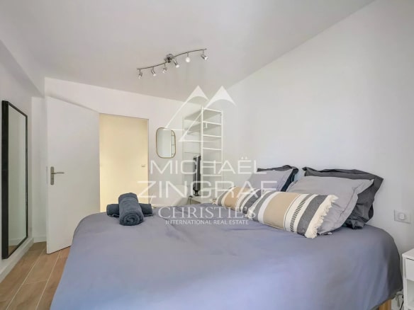 Room in an exceptional property in Aix-en-Provence, decorated with a modern bed and accessories.
