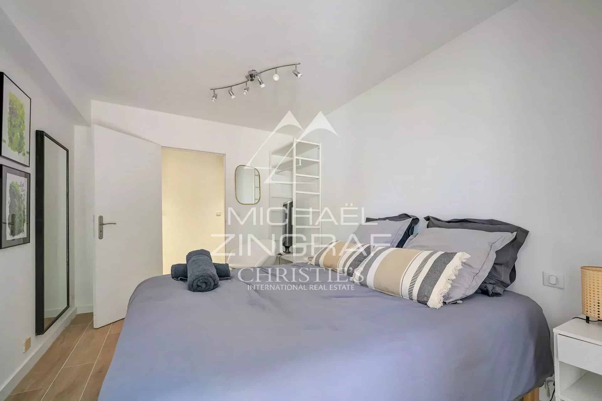 Room in an exceptional property in Aix-en-Provence, decorated with a modern bed and accessories.