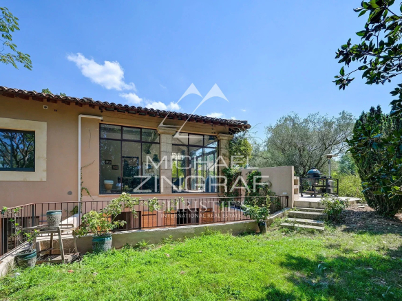 12-room property with garden in Aix-en-Provence, view of the house and outdoor space.