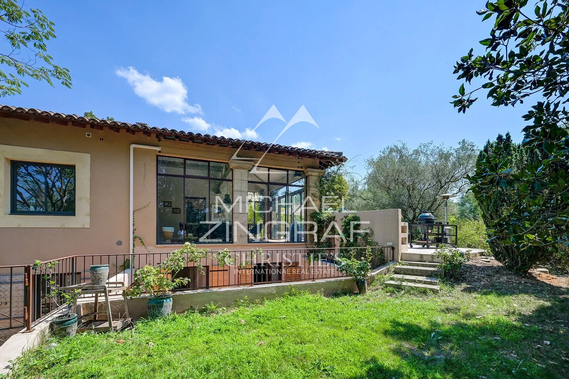 12-room property with garden in Aix-en-Provence, view of the house and outdoor space.