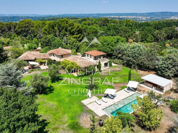 Aerial view of a luxury property with swimming pool and garden in Aix-en-Provence.