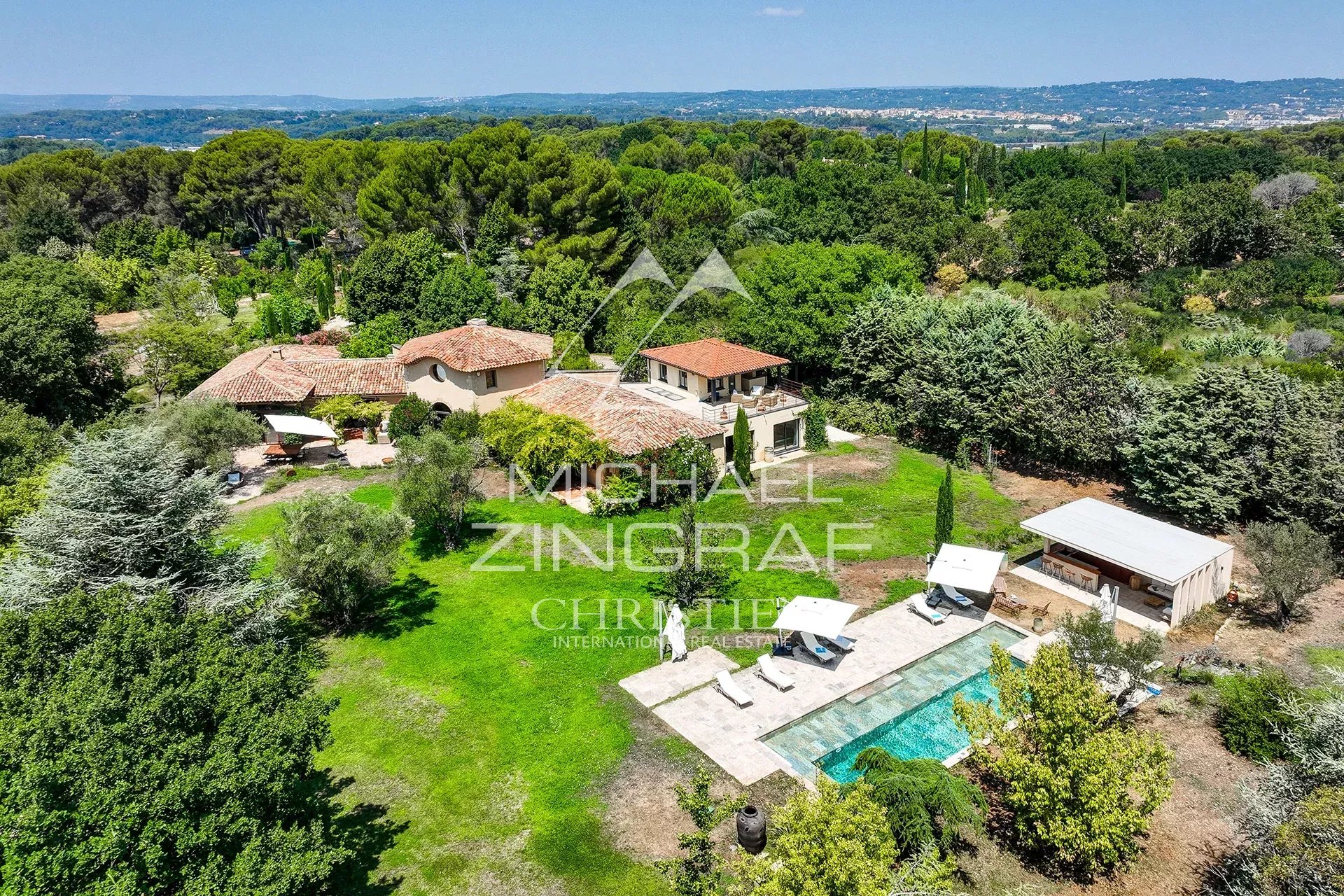 Aerial view of a luxury property with swimming pool and garden in Aix-en-Provence.