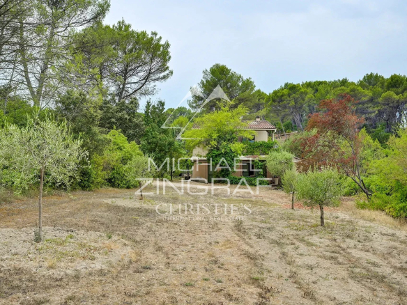 Family home with olive grove and 8000 m² of land in Fuveau, near Aix en Provence.