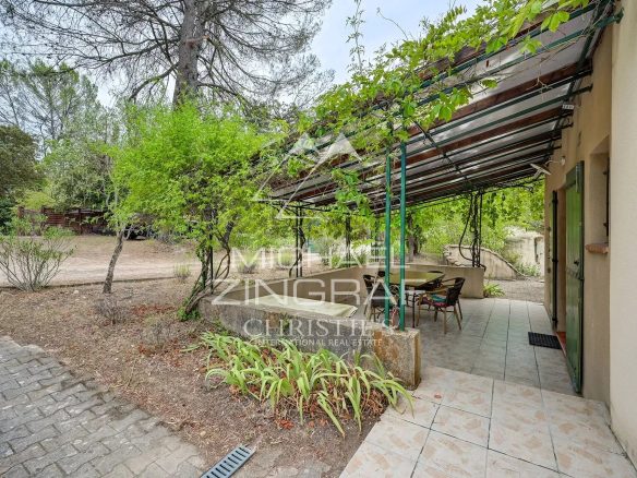 Terrace of a family home overlooking a green plot in Fuveau, near Aix en Provence.