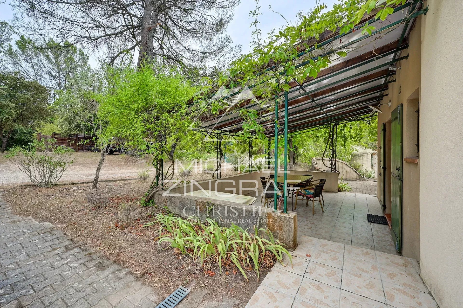 Terrace of a family home overlooking a green plot in Fuveau, near Aix en Provence.