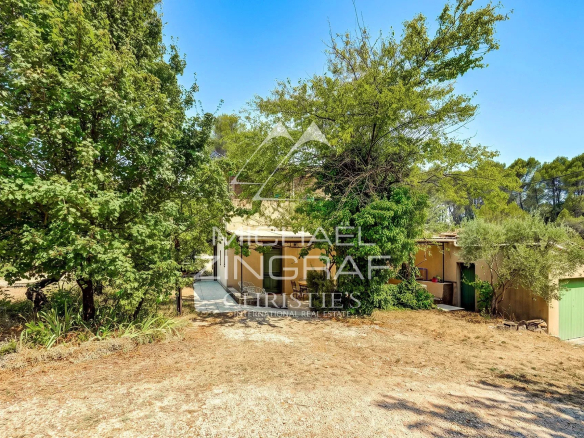 Family home with two apartments and olive grove in Fuveau, on a plot of more than 8000 m².