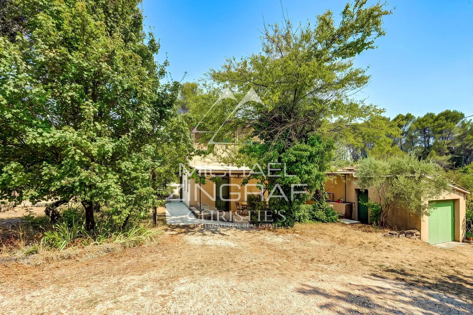 Family home with two apartments and olive grove in Fuveau, on a plot of more than 8000 m².