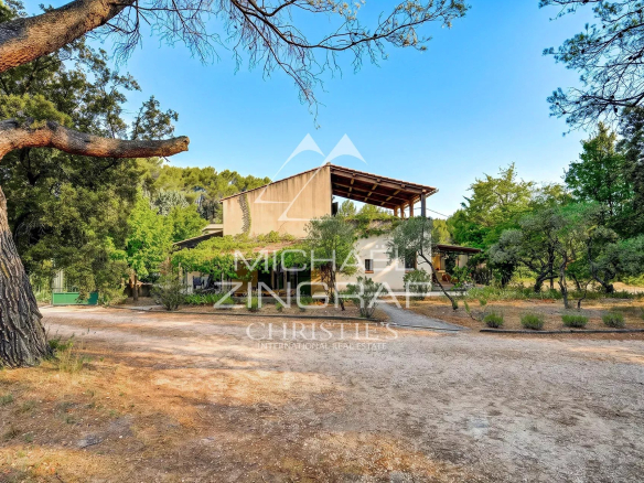 Maison familiale avec deux logements dans un environnement d'oliviers à Fuveau, près d'Aix en Provence.