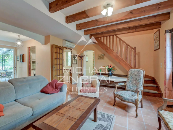 Intérieur d'une maison familiale avec salon et escalier en bois, Fuveau.