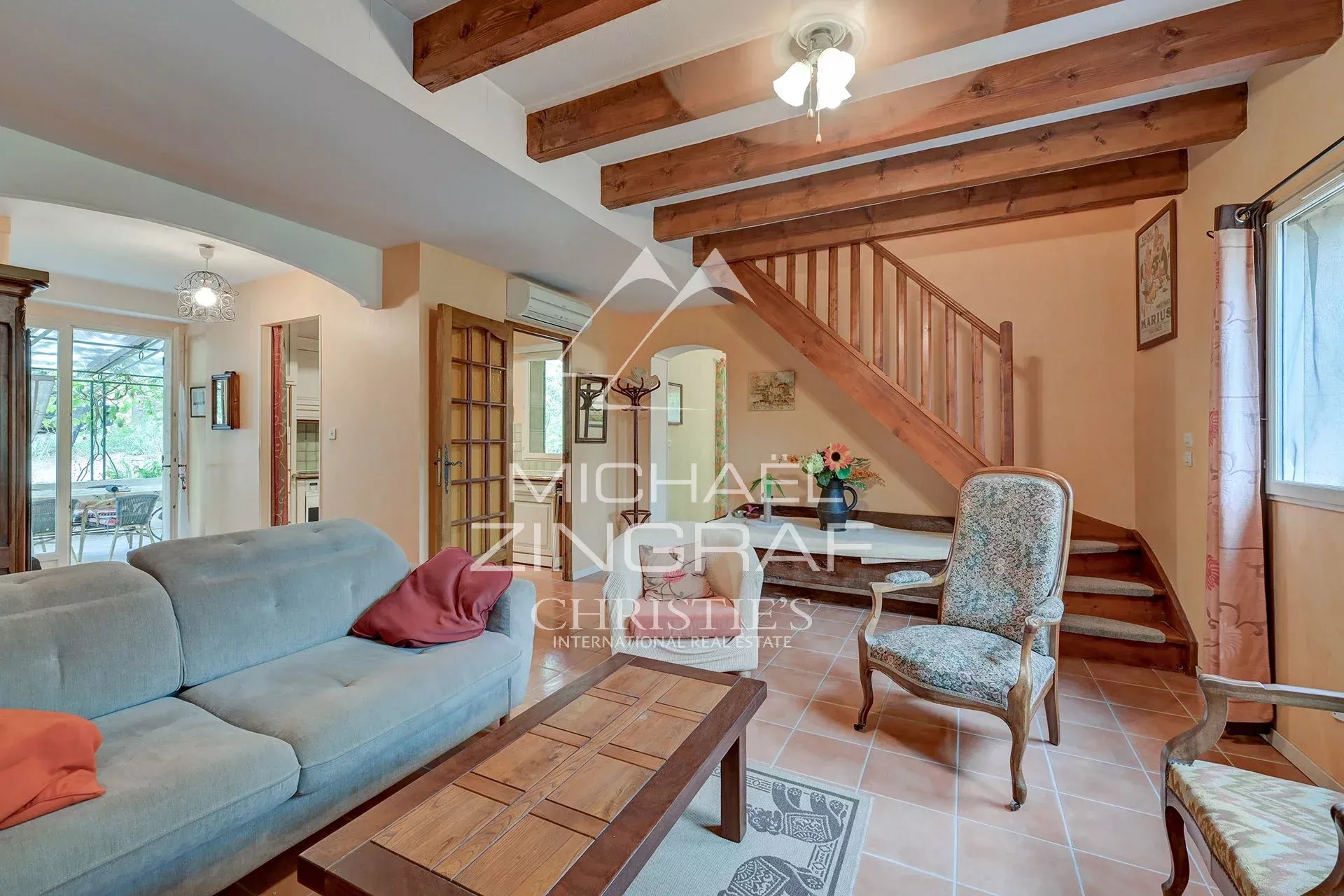 Intérieur d’une maison familiale à Fuveau Intérieur d'une maison familiale avec salon et escalier en bois, Fuveau.