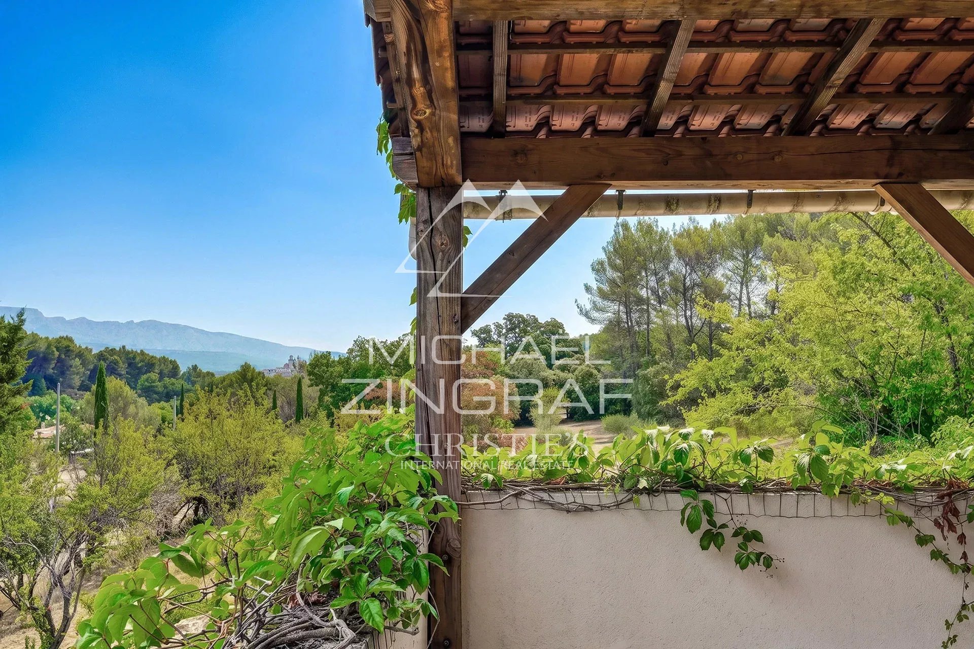 Maison familiale à Fuveau Vue d'une maison familiale avec terrasses et verdure, entourée d'oliviers à Fuveau.