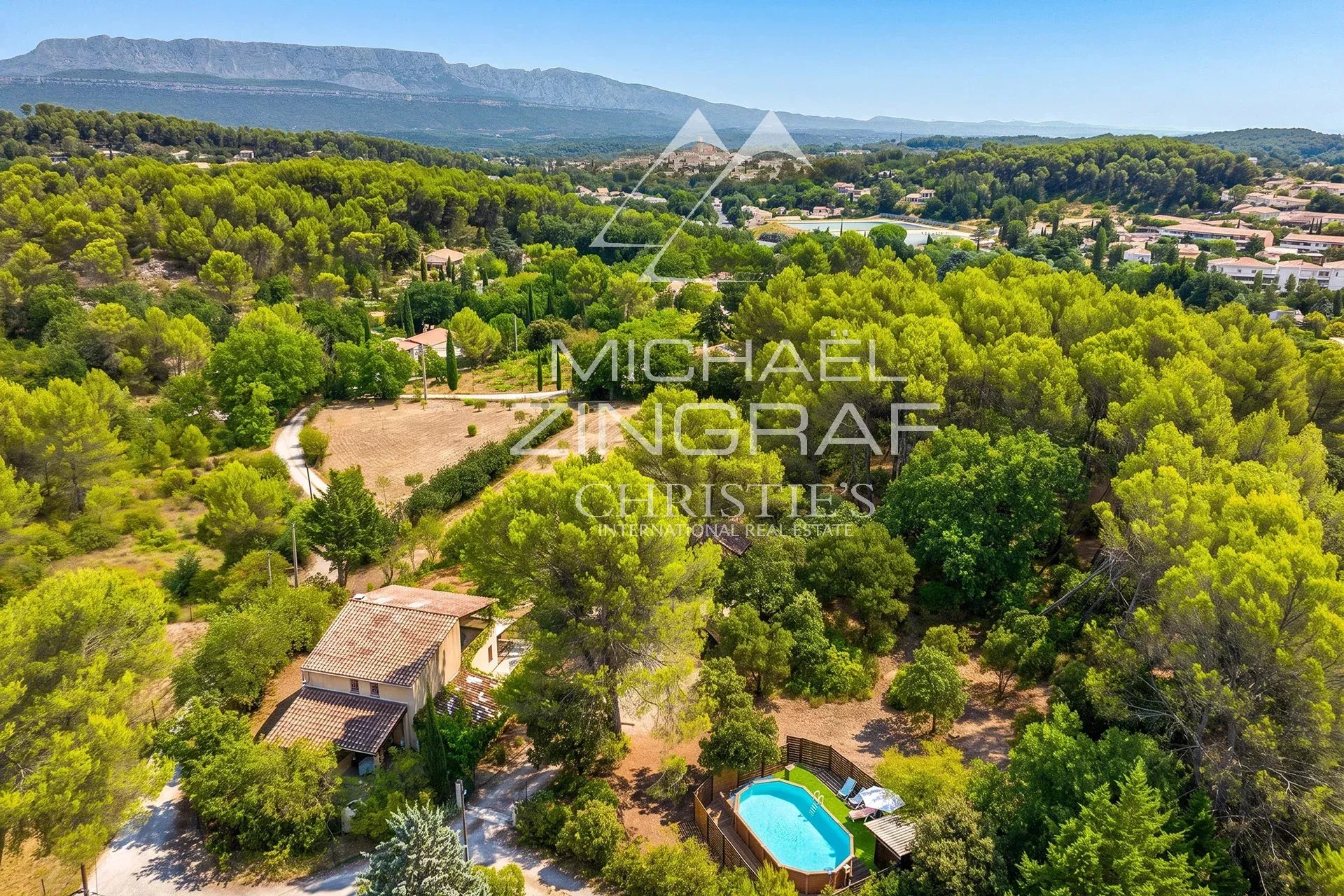 Maison familiale à Fuveau Vue aérienne d'une maison familiale avec piscine, entourée d'arbres et d'oliviers à Fuveau.