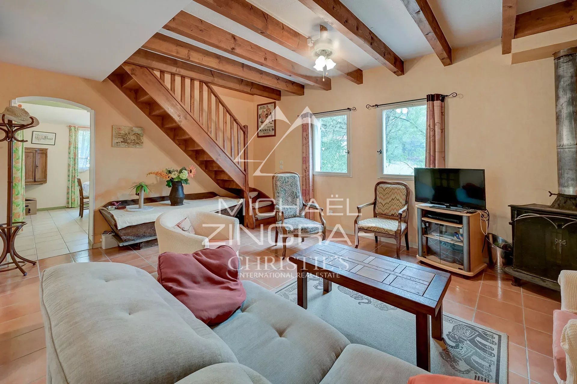 Intérieur d’une maison familiale à Fuveau Intérieur d'une maison familiale avec salon, cheminée et escaliers en bois.