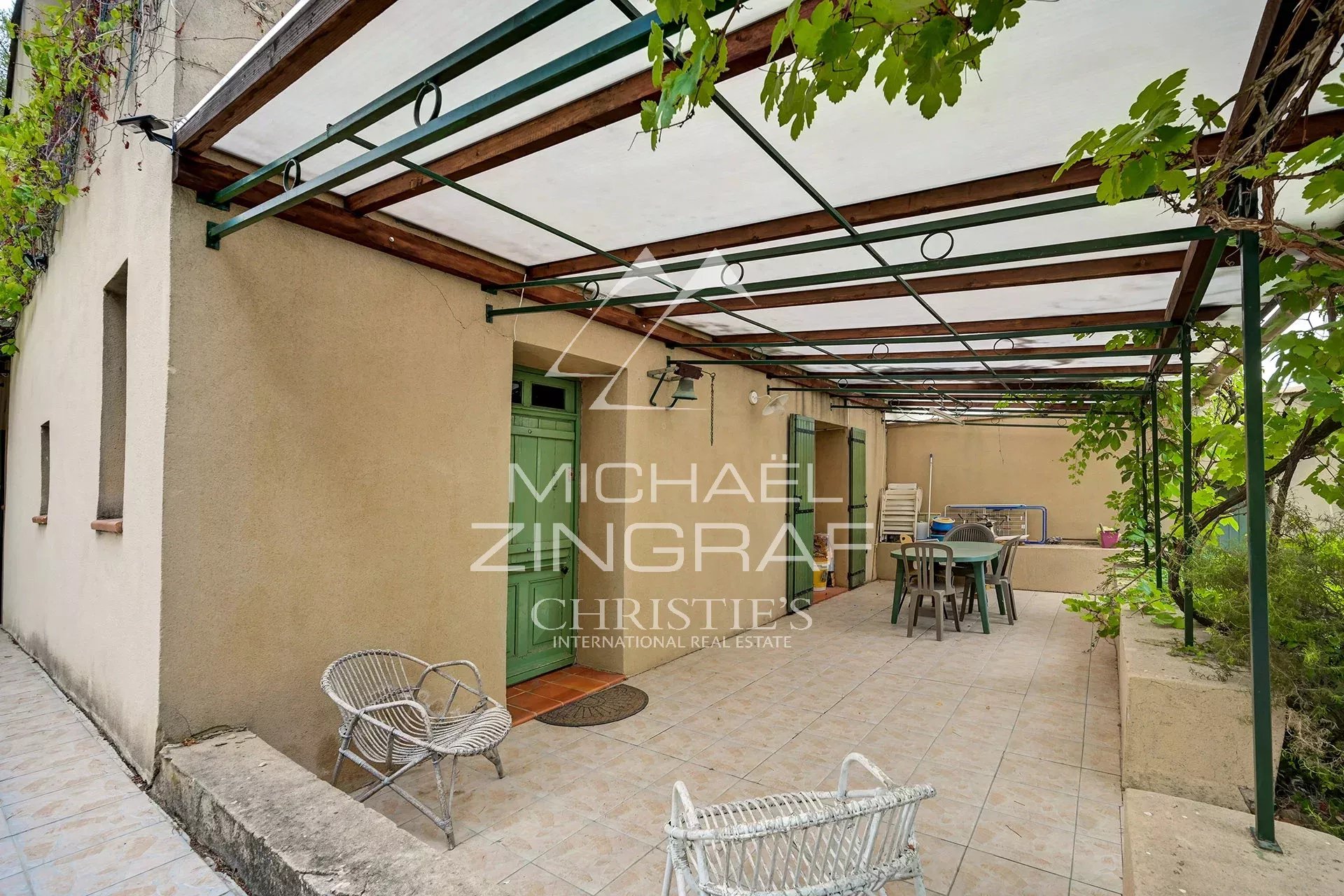 Terrasse d’une maison à Fuveau Terrasse couverte d'une maison familiale à Fuveau, entourée de verdure et d'oliviers.