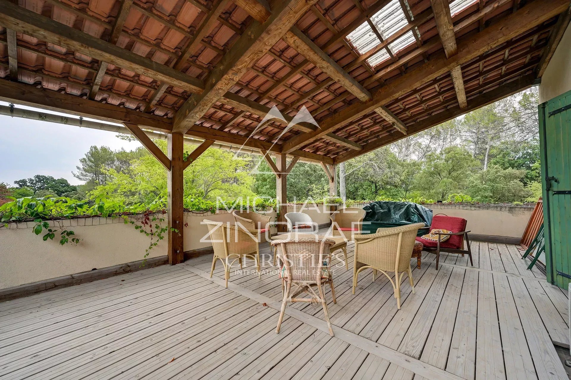 Terrasse de maison familiale à Fuveau Terrasse en bois avec mobilier, entourée de verdure dans une maison familiale à Fuveau.