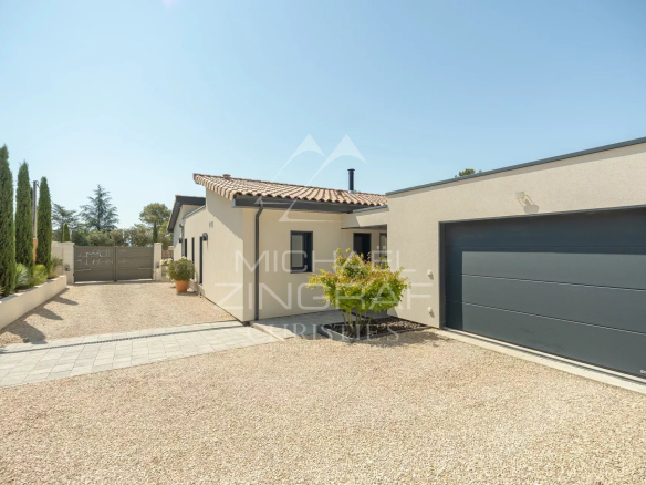 Contemporary single-storey house with garage, located in a green setting in Puget.