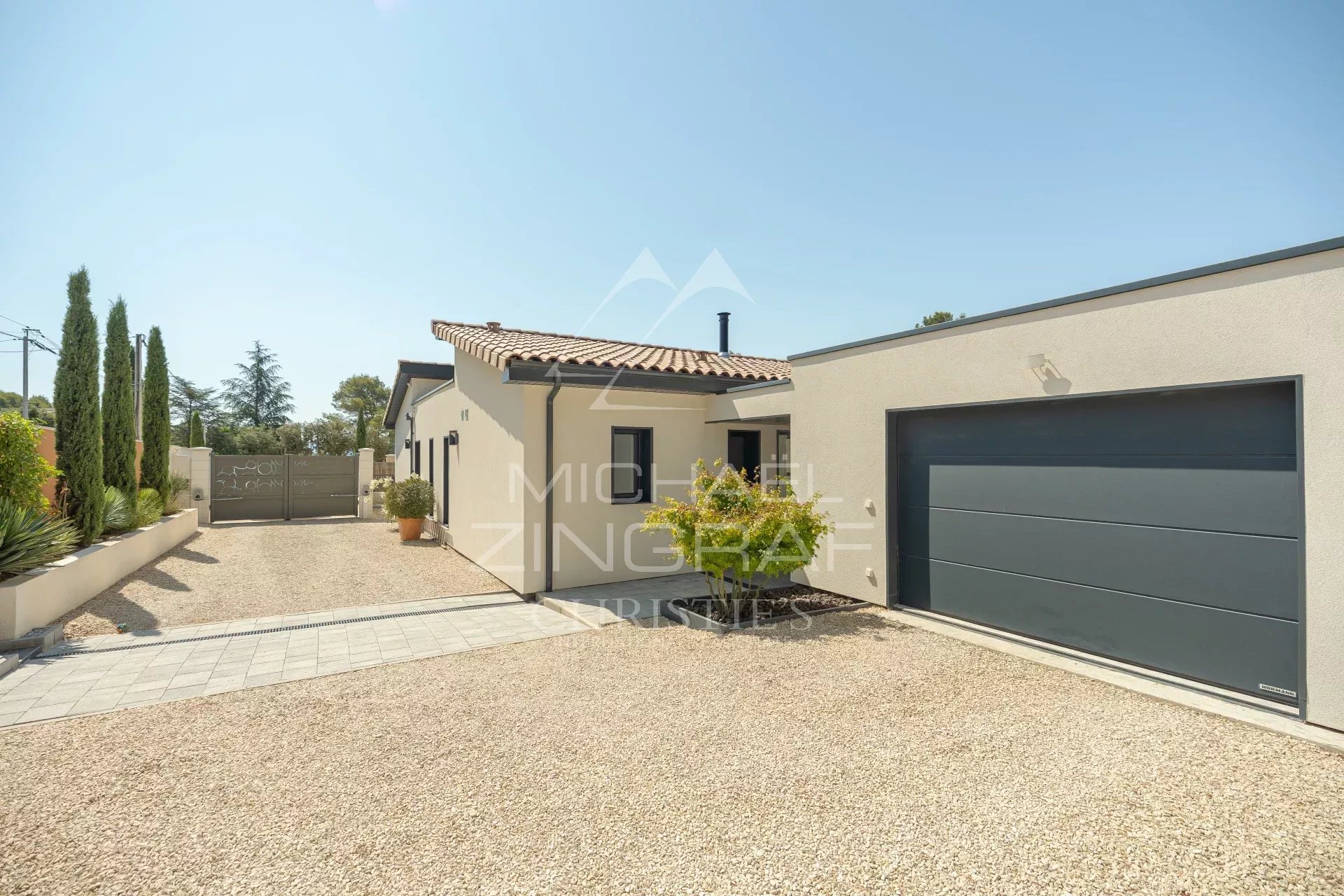 Contemporary property in Puget Contemporary single-storey house with garage, located in a green setting in Puget.