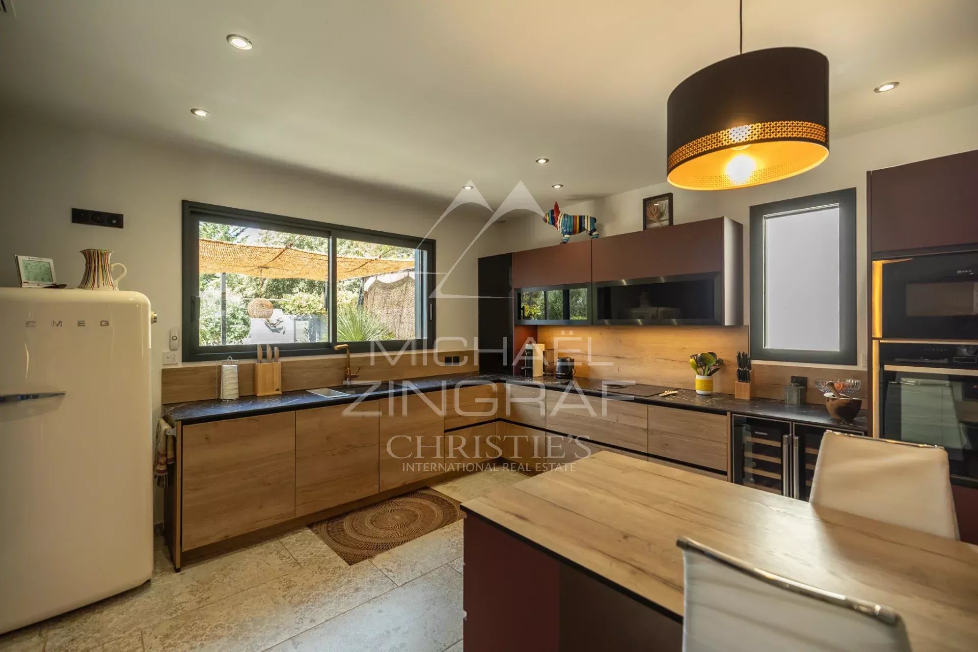 Contemporary cuisine in Puget Modern and spacious kitchen in a contemporary property in Puget, with wooden elements and bright windows.
