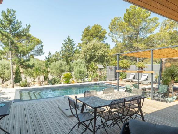 Contemporary property with swimming pool and outdoor space in Puget, surrounded by greenery.