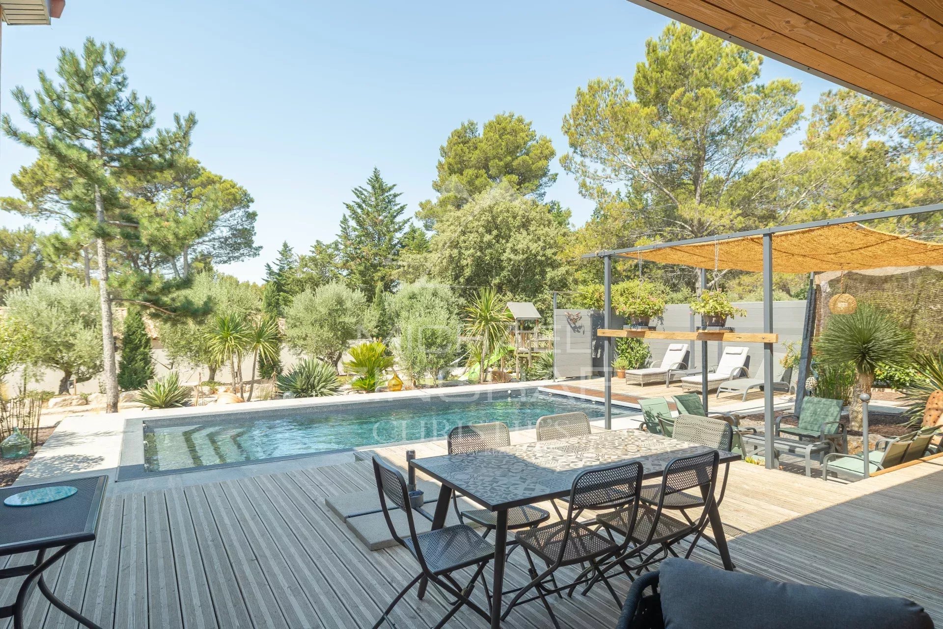 Contemporary property in Puget Contemporary property with swimming pool and outdoor space in Puget, surrounded by greenery.