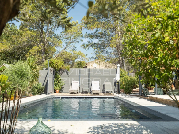 Swimming pool surrounded by greenery in a contemporary property in Puget.