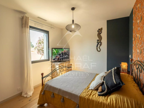 Bedroom in a contemporary property in Puget with modern decor and accent wall.