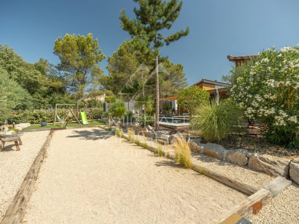 Contemporary property with landscaped garden in Puget.