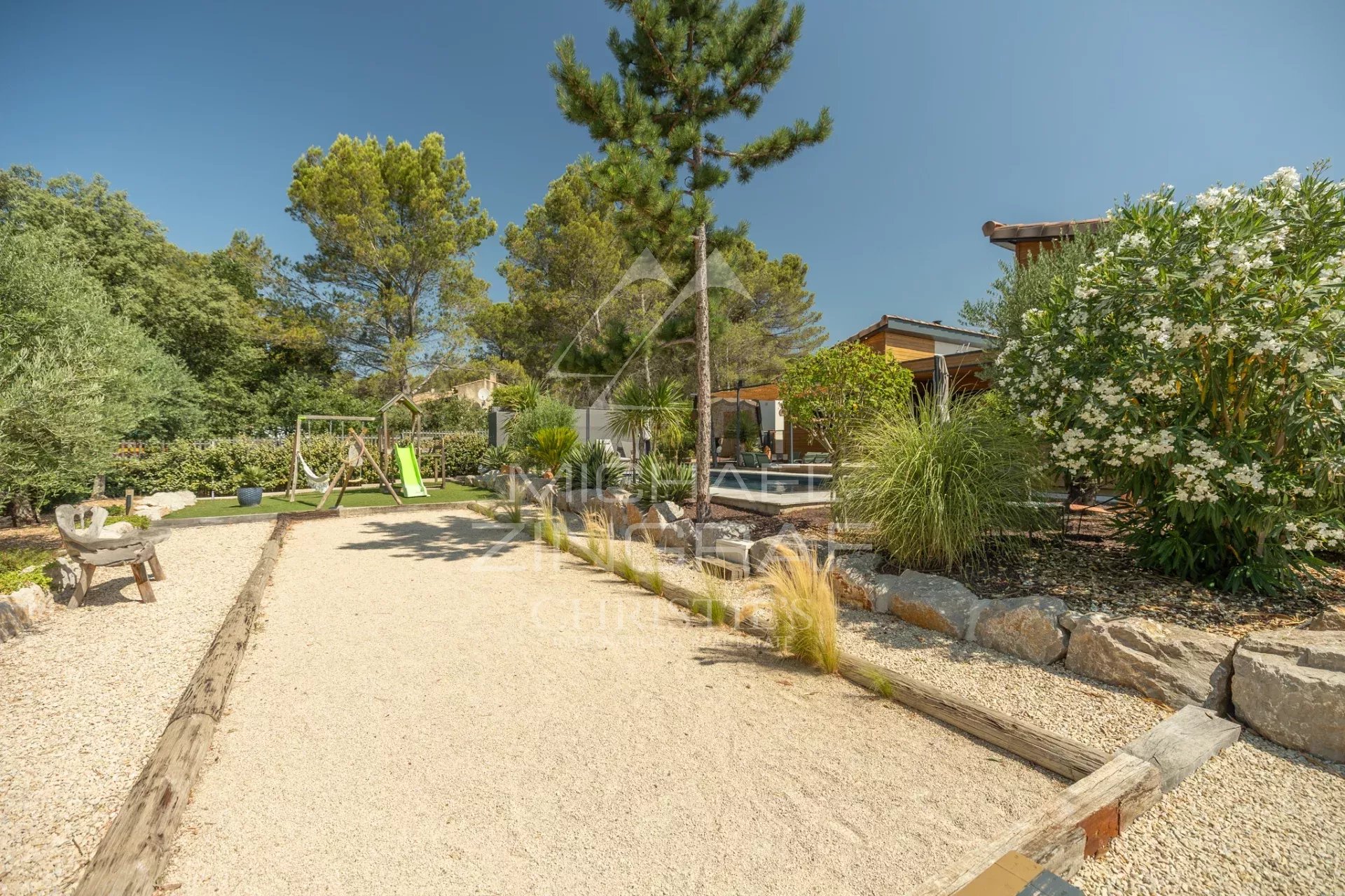Contemporary property in Puget Contemporary property with landscaped garden in Puget.
