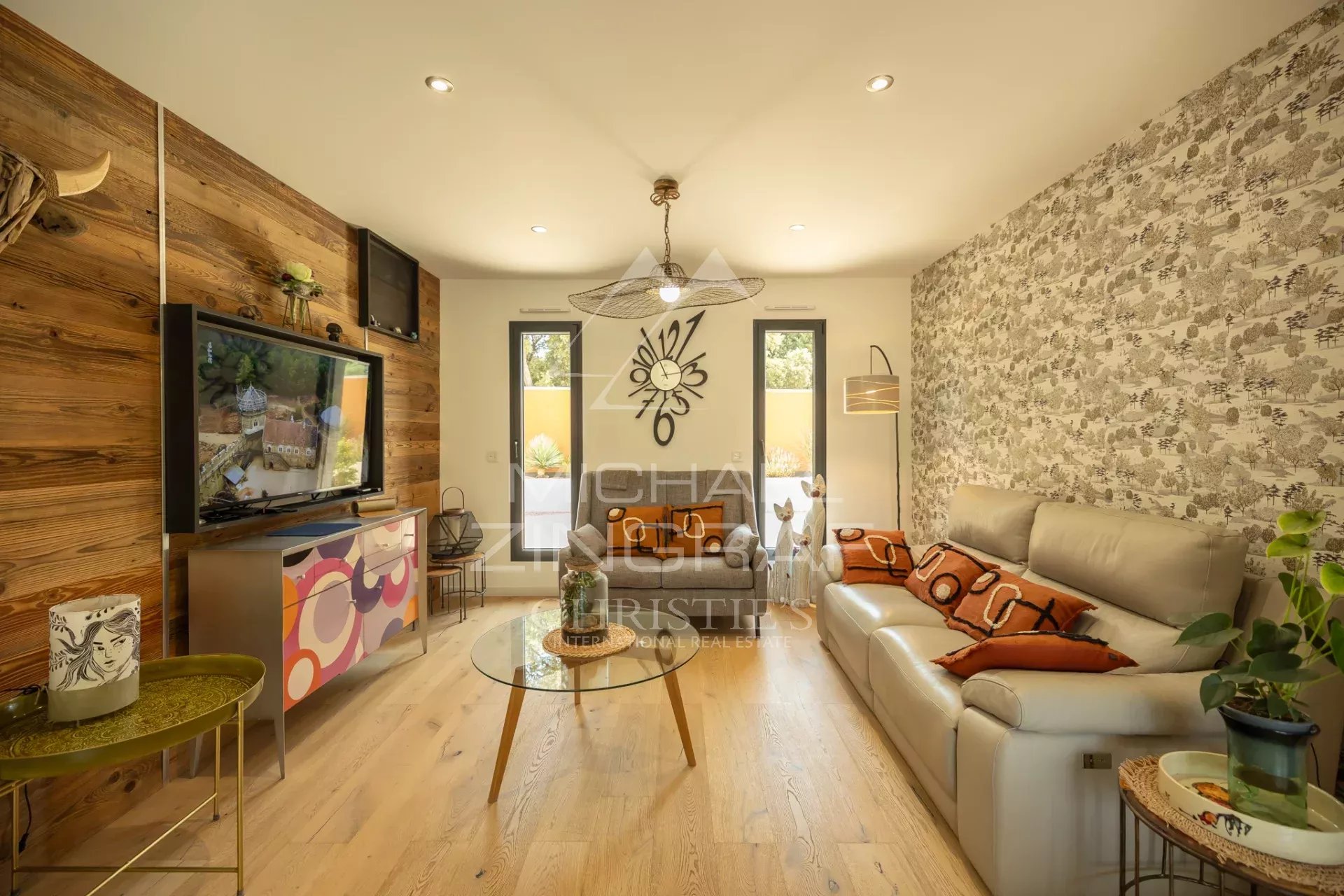 Living room of a contemporary property in Puget Interior of a contemporary house with a comfortable living room and modern decor.