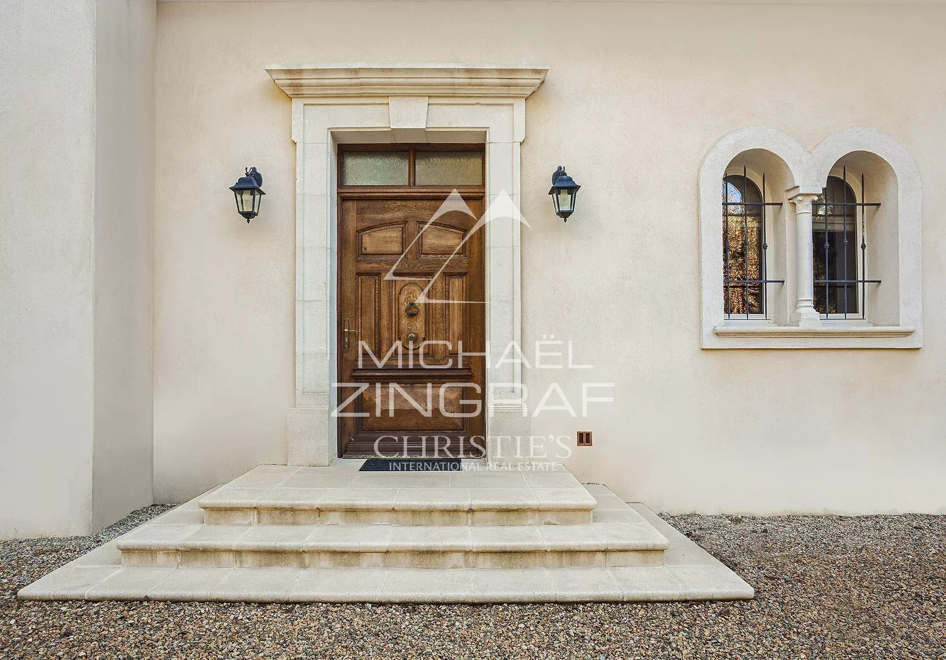 Entrance to a bourgeois residence in Draguignan Entrance to a 19th-century bourgeois property with stairs and a wooden door.