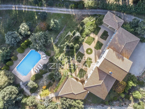 Aerial view of a bourgeois property with swimming pool and gardens in Draguignan.