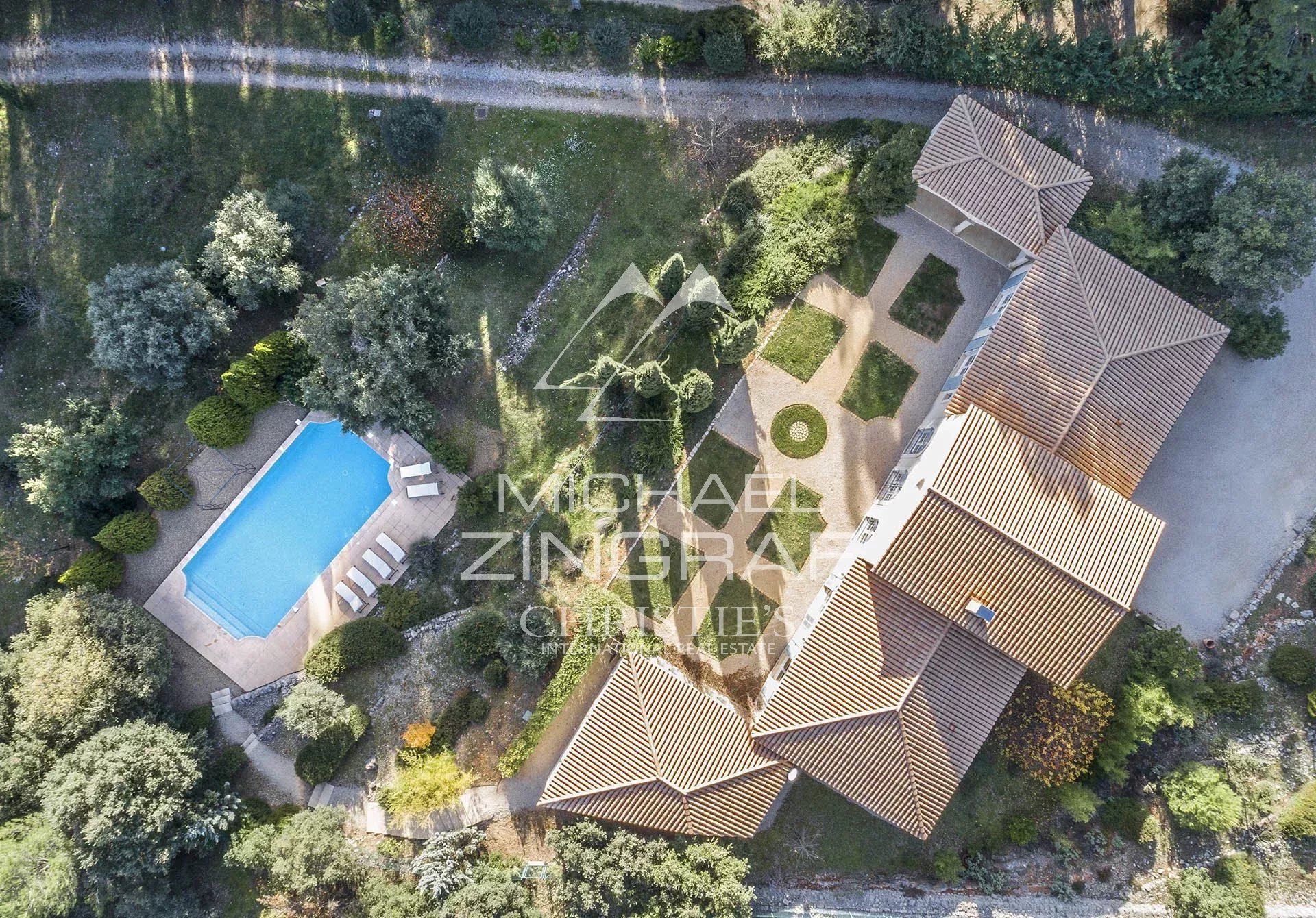 Bourgeois property in Draguignan Aerial view of a bourgeois property with swimming pool and gardens in Draguignan.