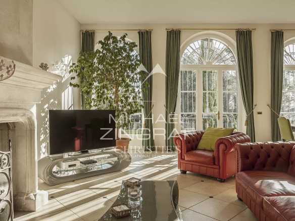Interior of a bourgeois house with a bright living room and fireplace, Draguignan.