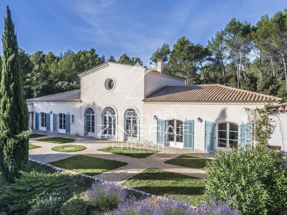 19th century bourgeois style property with gardens, Draguignan.