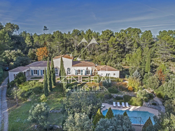 19th century bourgeois style property surrounded by greenery in Draguignan, with swimming pool and garden.