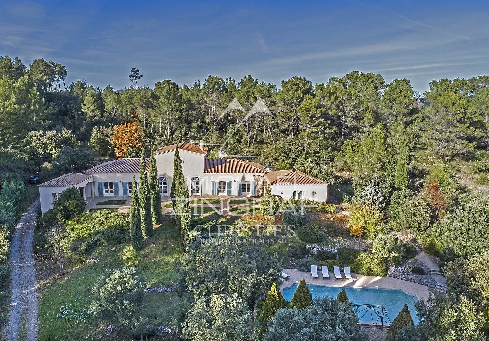 Bourgeois property in Draguignan 19th century bourgeois style property surrounded by greenery in Draguignan, with swimming pool and garden.