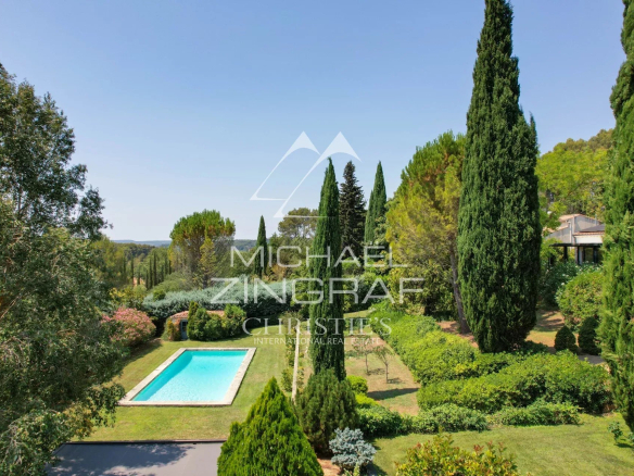 Property with swimming pool and landscaped grounds in Aix-en-Provence.