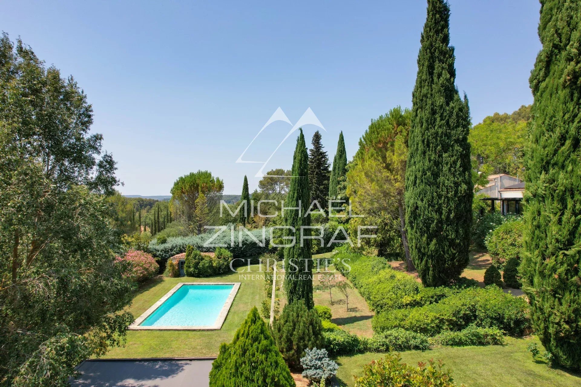 Property with swimming pool in Aix-en-Provence Property with swimming pool and landscaped grounds in Aix-en-Provence.