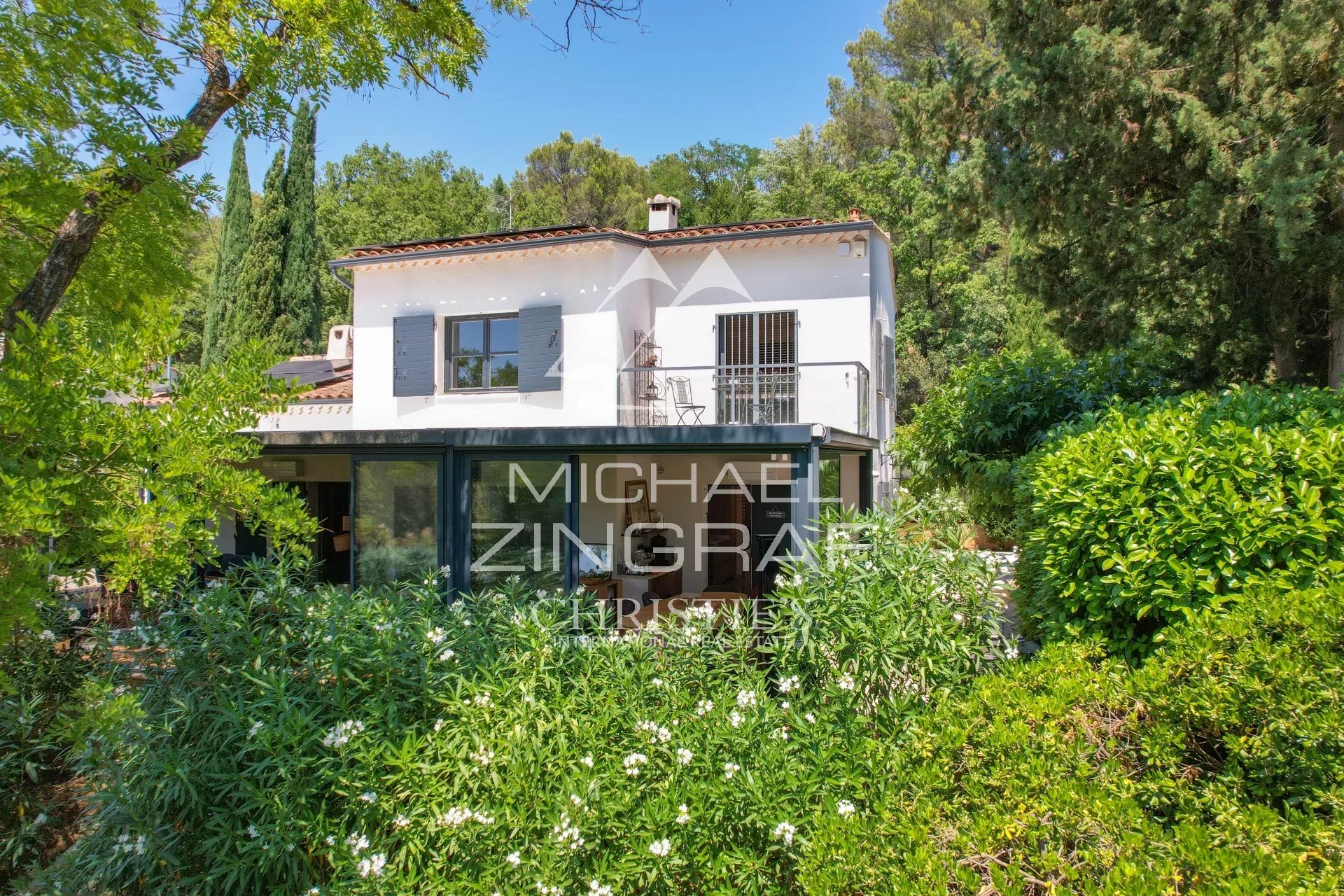 Property with swimming pool in Aix-en-Provence Property with swimming pool surrounded by greenery in Aix-en-Provence.